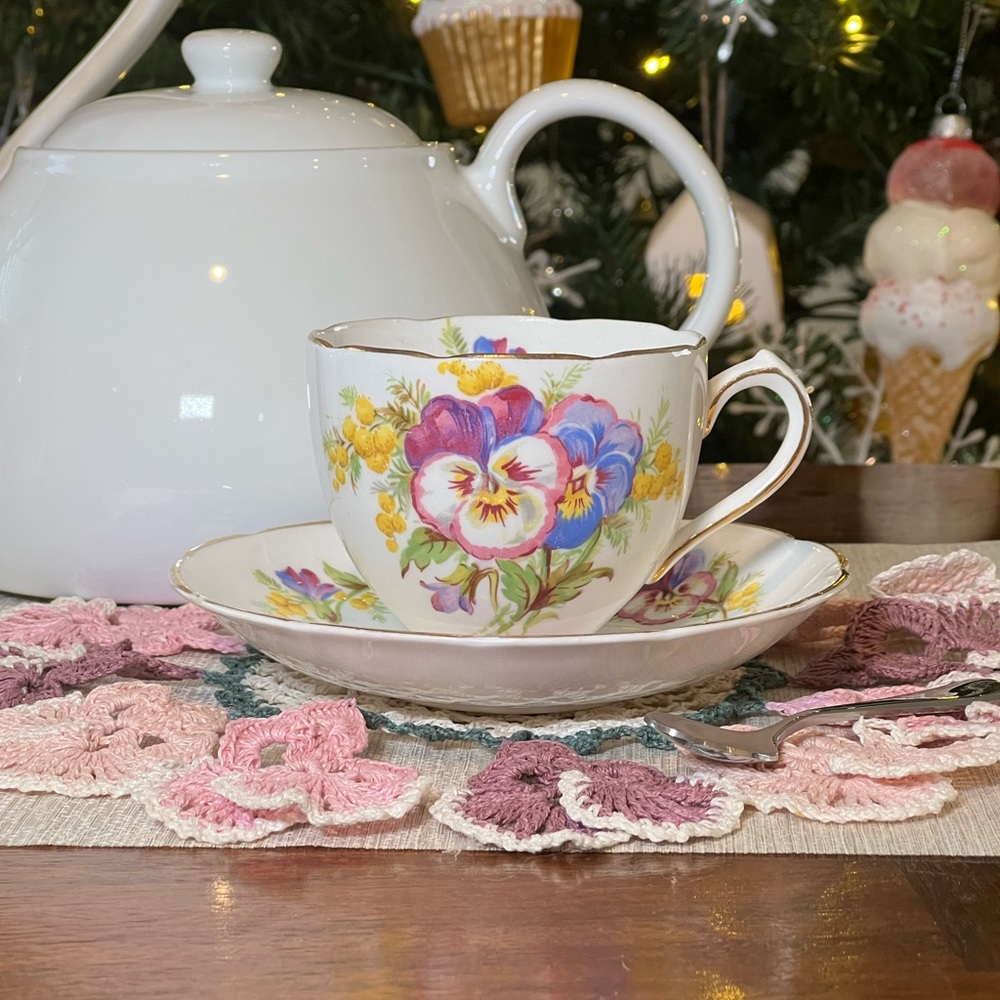 Beautiful Vintage Duchess Bone China Teacup and Saucer Made in England